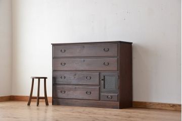アンティーク家具　アンティーク　小窓付きの使い込まれたチェスト(時代箪笥、ドロワー)