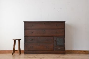 アンティーク家具　アンティーク　小窓付きの使い込まれたチェスト(時代箪笥、ドロワー)