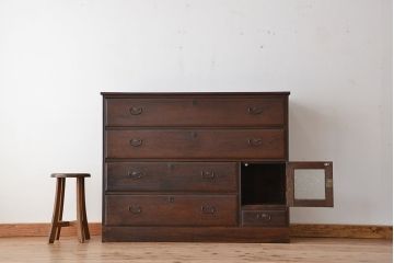 アンティーク家具　アンティーク　小窓付きの使い込まれたチェスト(時代箪笥、ドロワー)