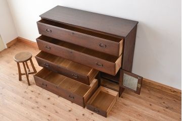 アンティーク家具　アンティーク　小窓付きの使い込まれたチェスト(時代箪笥、ドロワー)