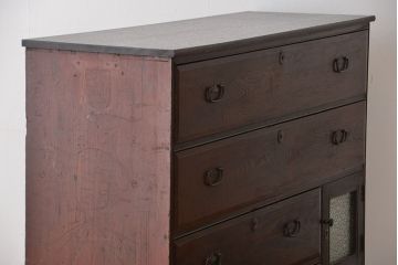 アンティーク家具　アンティーク　小窓付きの使い込まれたチェスト(時代箪笥、ドロワー)