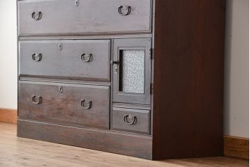 アンティーク家具　アンティーク　小窓付きの使い込まれたチェスト(時代箪笥、ドロワー)