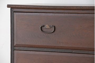アンティーク家具　アンティーク　小窓付きの使い込まれたチェスト(時代箪笥、ドロワー)