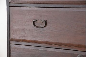 アンティーク家具　アンティーク　小窓付きの使い込まれたチェスト(時代箪笥、ドロワー)