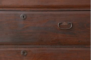 アンティーク家具　アンティーク　小窓付きの使い込まれたチェスト(時代箪笥、ドロワー)