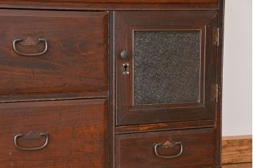 アンティーク家具　アンティーク　小窓付きの使い込まれたチェスト(時代箪笥、ドロワー)