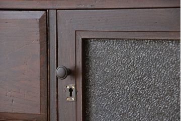 アンティーク家具　アンティーク　小窓付きの使い込まれたチェスト(時代箪笥、ドロワー)