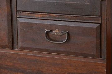 アンティーク家具　アンティーク　小窓付きの使い込まれたチェスト(時代箪笥、ドロワー)