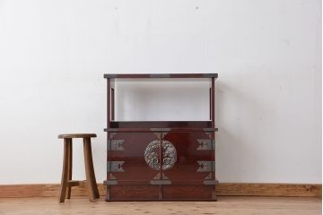 新同品　彫金、伝統工芸士「菊広」作、木地蝋塗り岩谷堂箪笥飾り棚(購入金額約60万)