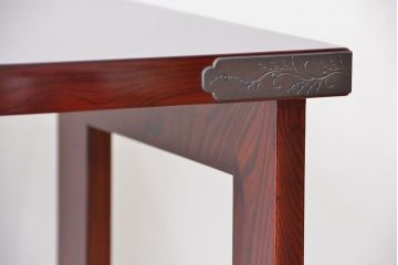 新同品　彫金、伝統工芸士「菊広」作、木地蝋塗り岩谷堂箪笥飾り棚(購入金額約60万)