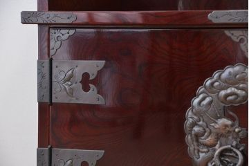 新同品　彫金、伝統工芸士「菊広」作、木地蝋塗り岩谷堂箪笥飾り棚(購入金額約60万)