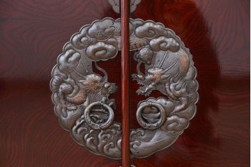 新同品　彫金、伝統工芸士「菊広」作、木地蝋塗り岩谷堂箪笥飾り棚(購入金額約60万)
