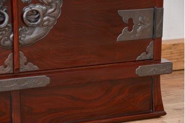 新同品　彫金、伝統工芸士「菊広」作、木地蝋塗り岩谷堂箪笥飾り棚(購入金額約60万)