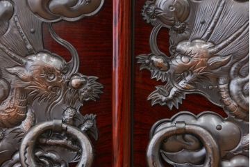 新同品　彫金、伝統工芸士「菊広」作、木地蝋塗り岩谷堂箪笥飾り棚(購入金額約60万)