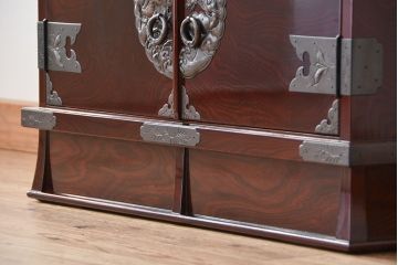 新同品　彫金、伝統工芸士「菊広」作、木地蝋塗り岩谷堂箪笥飾り棚(購入金額約60万)