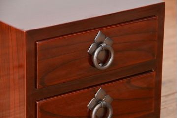 新同品　彫金、伝統工芸士「菊広」作、木地蝋塗り岩谷堂箪笥飾り棚(購入金額約60万)