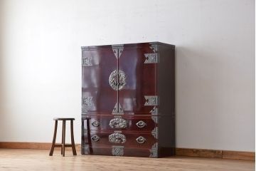 アンティーク家具　新同品　彫金、伝統工芸士「菊広」作、木地蝋塗り観音扉付き岩谷堂箪笥(購入金額約90万)
