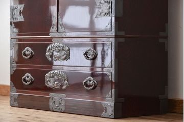 アンティーク家具　新同品　彫金、伝統工芸士「菊広」作、木地蝋塗り観音扉付き岩谷堂箪笥(購入金額約90万)