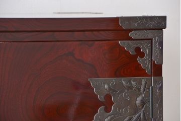 アンティーク家具　新同品　彫金、伝統工芸士「菊広」作、木地蝋塗り観音扉付き岩谷堂箪笥(購入金額約90万)