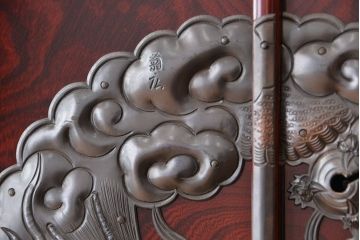 アンティーク家具　新同品　彫金、伝統工芸士「菊広」作、木地蝋塗り観音扉付き岩谷堂箪笥(購入金額約90万)