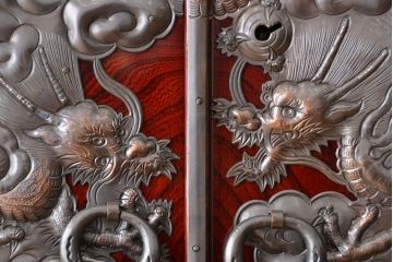 アンティーク家具　新同品　彫金、伝統工芸士「菊広」作、木地蝋塗り観音扉付き岩谷堂箪笥(購入金額約90万)