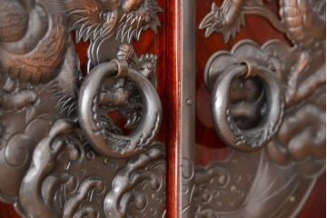 アンティーク家具　新同品　彫金、伝統工芸士「菊広」作、木地蝋塗り観音扉付き岩谷堂箪笥(購入金額約90万)