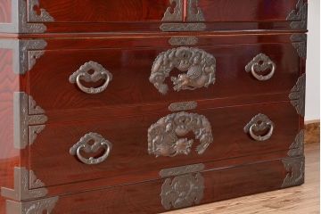 アンティーク家具　新同品　彫金、伝統工芸士「菊広」作、木地蝋塗り観音扉付き岩谷堂箪笥(購入金額約90万)