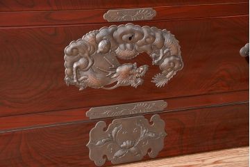 アンティーク家具　新同品　彫金、伝統工芸士「菊広」作、木地蝋塗り観音扉付き岩谷堂箪笥(購入金額約90万)