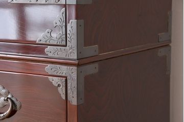 アンティーク家具　新同品　彫金、伝統工芸士「菊広」作、木地蝋塗り観音扉付き岩谷堂箪笥(購入金額約90万)