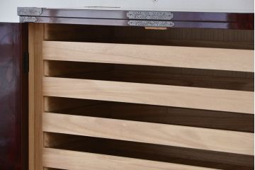 アンティーク家具　新同品　彫金、伝統工芸士「菊広」作、木地蝋塗り観音扉付き岩谷堂箪笥(購入金額約90万)