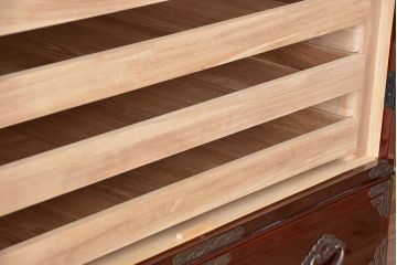 アンティーク家具　新同品　彫金、伝統工芸士「菊広」作、木地蝋塗り観音扉付き岩谷堂箪笥(購入金額約90万)