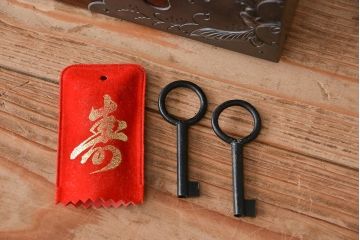 アンティーク家具　新同品　彫金、伝統工芸士「菊広」作、木地蝋塗り観音扉付き岩谷堂箪笥(購入金額約90万)