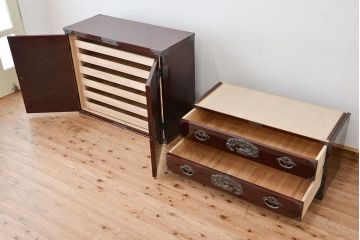 アンティーク家具　新同品　彫金、伝統工芸士「菊広」作、木地蝋塗り観音扉付き岩谷堂箪笥(購入金額約90万)