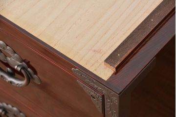 アンティーク家具　新同品　彫金、伝統工芸士「菊広」作、木地蝋塗り観音扉付き岩谷堂箪笥(購入金額約90万)