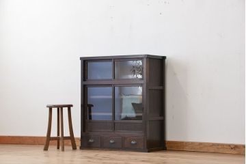 アンティーク家具　アンティーク　古い木の使い込まれた小振りな収納棚(食器棚)
