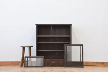アンティーク家具　アンティーク　古い木の使い込まれた小振りな収納棚(食器棚)