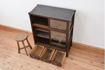 アンティーク家具　アンティーク　古い木の使い込まれた小振りな収納棚(食器棚)