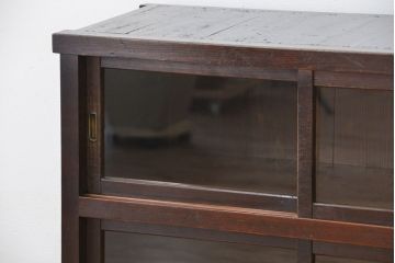 アンティーク家具　アンティーク　古い木の使い込まれた小振りな収納棚(食器棚)