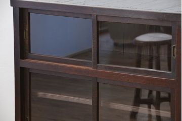 アンティーク家具　アンティーク　古い木の使い込まれた小振りな収納棚(食器棚)