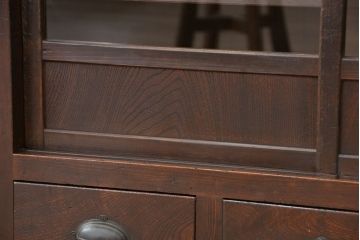 アンティーク家具　アンティーク　古い木の使い込まれた小振りな収納棚(食器棚)