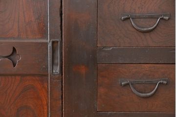 アンティーク家具　古民具・骨董　欅の杢目が素晴らしい昇り引き出し付き水屋箪笥サイドボード(食器棚、収納棚)