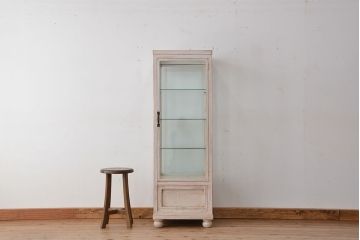 アンティーク家具　アンティークペイントの可愛い縦型ガラスケース(ショーケース)