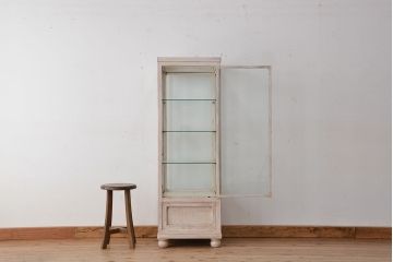 アンティーク家具　アンティークペイントの可愛い縦型ガラスケース(ショーケース)