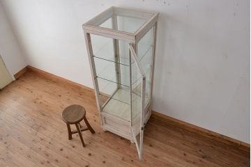 アンティーク家具　アンティークペイントの可愛い縦型ガラスケース(ショーケース)