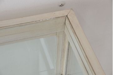 アンティーク家具　アンティークペイントの可愛い縦型ガラスケース(ショーケース)