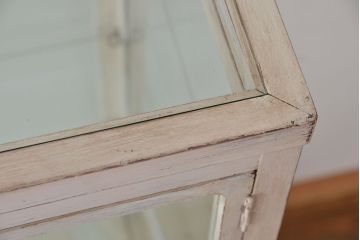 アンティーク家具　アンティークペイントの可愛い縦型ガラスケース(ショーケース)