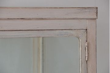アンティーク家具　アンティークペイントの可愛い縦型ガラスケース(ショーケース)