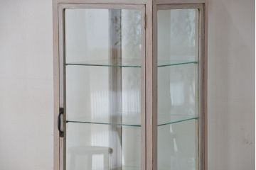 アンティーク家具　アンティークペイントの可愛い縦型ガラスケース(ショーケース)