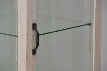 アンティーク家具　アンティークペイントの可愛い縦型ガラスケース(ショーケース)