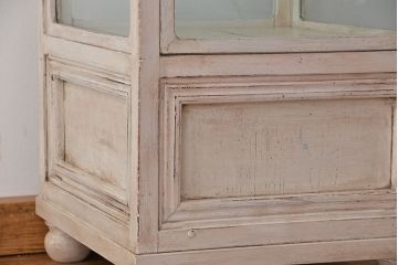 アンティーク家具　アンティークペイントの可愛い縦型ガラスケース(ショーケース)